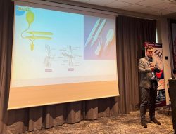 dr Świniarski - wykład dotyczący operacji wszczepienia implantów prącia u pacjentów ze skrajnymi zaburzeniami erekcji